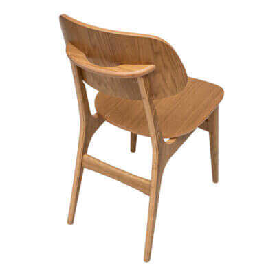 כסא בעיצוב בעל מראה רטרו עם ידית נשיאה. עשוי מעץ אלון איכותי ייבוא מבולגריה.